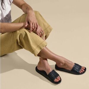 Olukai Women's Kamola slides. Size 7